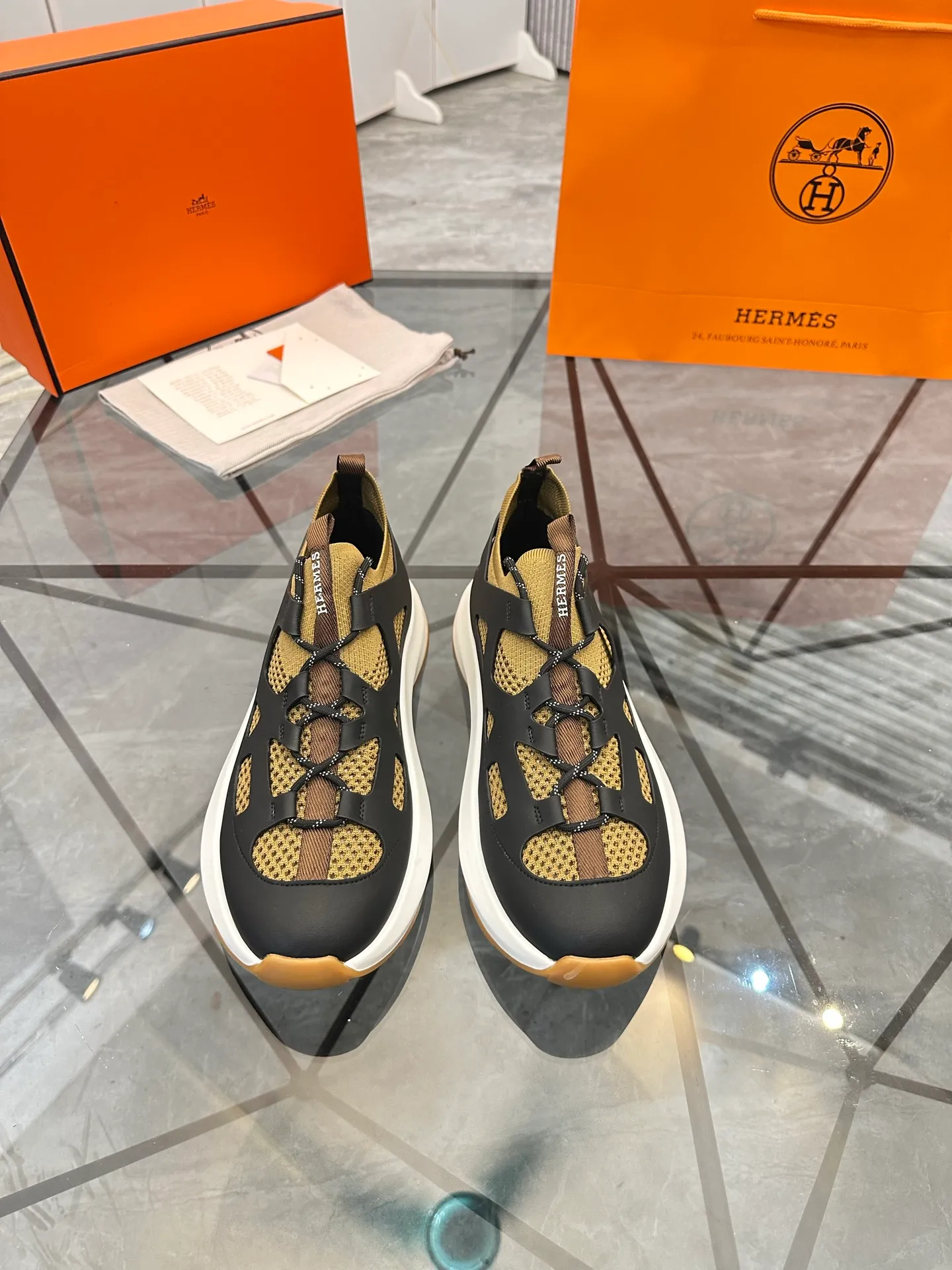 Men's shoes for sale 💰: 💰P660¥ High-end top quality Product trademark: Hermes *"Hermès*" low-top casual shoes Regular size: 38-45 (can be customized to 46) Product materials: upper imported first-layer cowhide stitched with original fabric, original rubber sheet, breathable lining, cowhide foot pads, original outsole. No.: 001